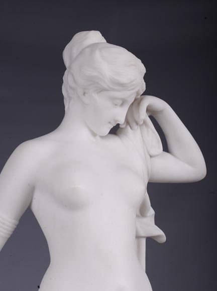 Pendule en marbre fleur de pêcher et bronze doré surmontée d’une sculpture en marbre   blanc statuaire représentant Phryné devant ses juges, signée « Campagne », vers 1900-5