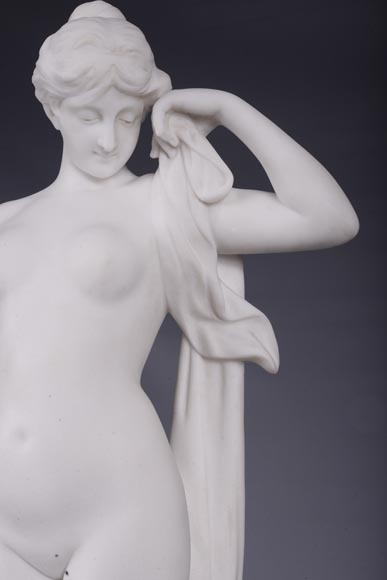 Pendule en marbre fleur de pêcher et bronze doré surmontée d’une sculpture en marbre   blanc statuaire représentant Phryné devant ses juges, signée « Campagne », vers 1900-7