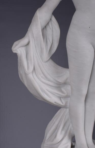 Pendule en marbre fleur de pêcher et bronze doré surmontée d’une sculpture en marbre   blanc statuaire représentant Phryné devant ses juges signée « Campagne », vers 1900-7