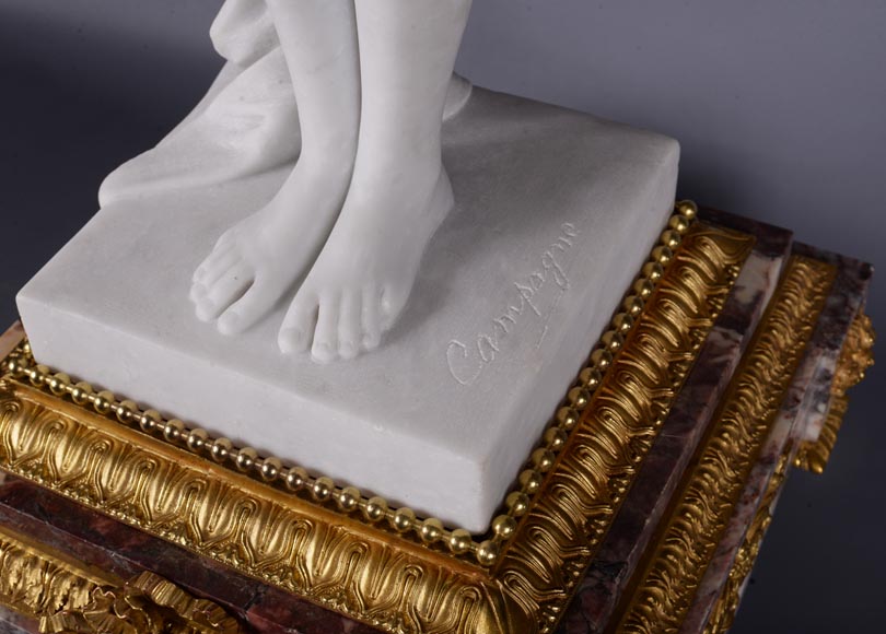 Pendule en marbre fleur de pêcher et bronze doré surmontée d’une sculpture en marbre   blanc statuaire représentant Phryné devant ses juges signée « Campagne », vers 1900-8