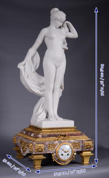 Pendule en marbre fleur de pêcher et bronze doré surmontée d’une sculpture en marbre   blanc statuaire représentant Phryné devant ses juges signée « Campagne », vers 1900-14