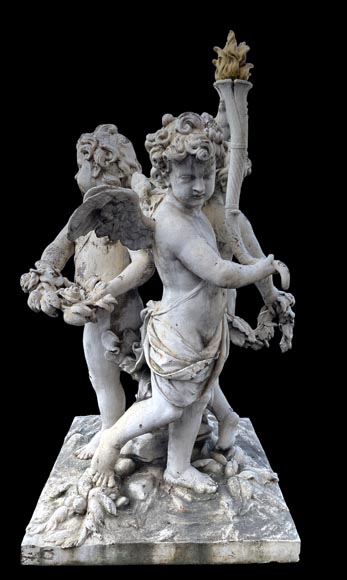 Groupe de trois putti ailés en fonte peinte, d'après les parterres d'eau de Versailles Groupe de trois putti ailés en fonte peinte, d'après les parterres d'eau de Versailles-1