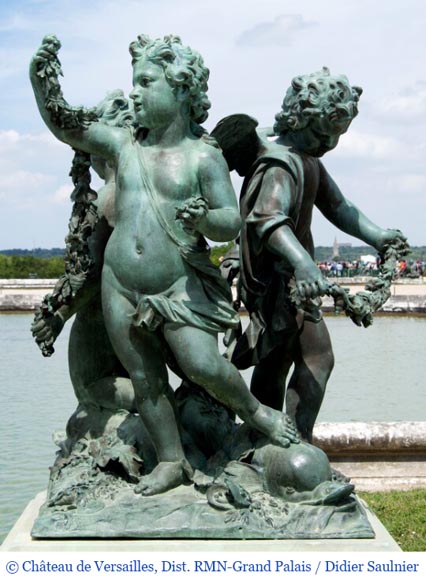 Groupe de trois putti ailés en fonte peinte, d'après les parterres d'eau de Versailles Groupe de trois putti ailés en fonte peinte, d'après les parterres d'eau de Versailles-9