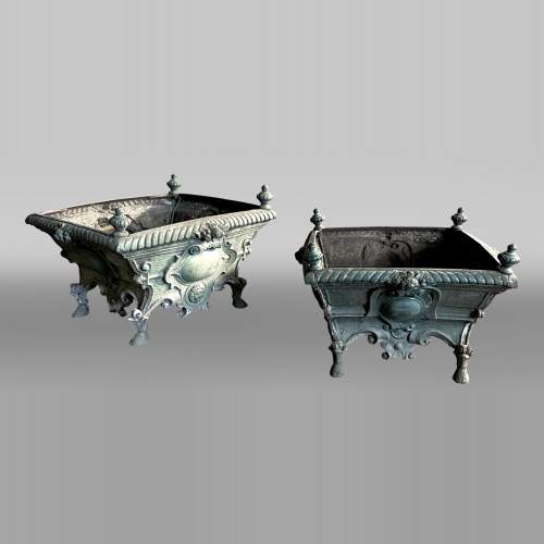 Paire de jardinières en fonte de fer à décor de cartouches et mufles de lion