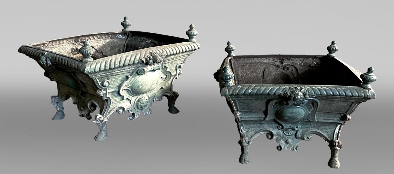 Paire de jardinières en fonte de fer à décor de cartouches et mufles de lion Paire de jardinières en fonte de fer à décor de cartouches et mufles de lion-0