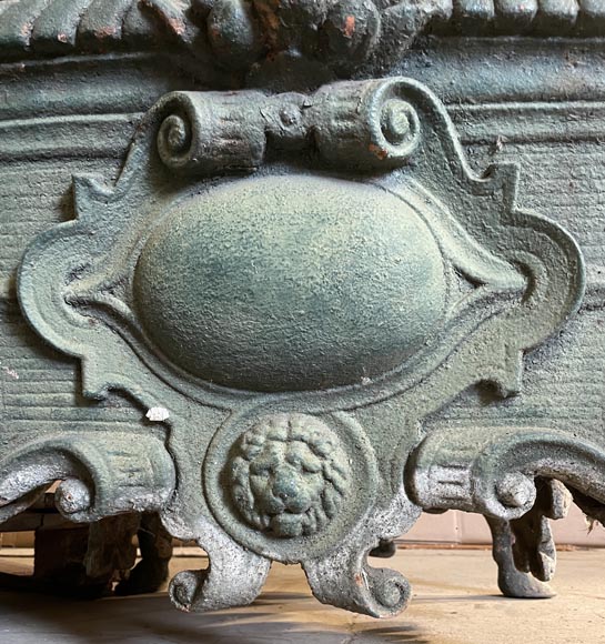 Paire de jardinières en fonte de fer à décor de cartouches et mufles de lion Paire de jardinières en fonte de fer à décor de cartouches et mufles de lion-4