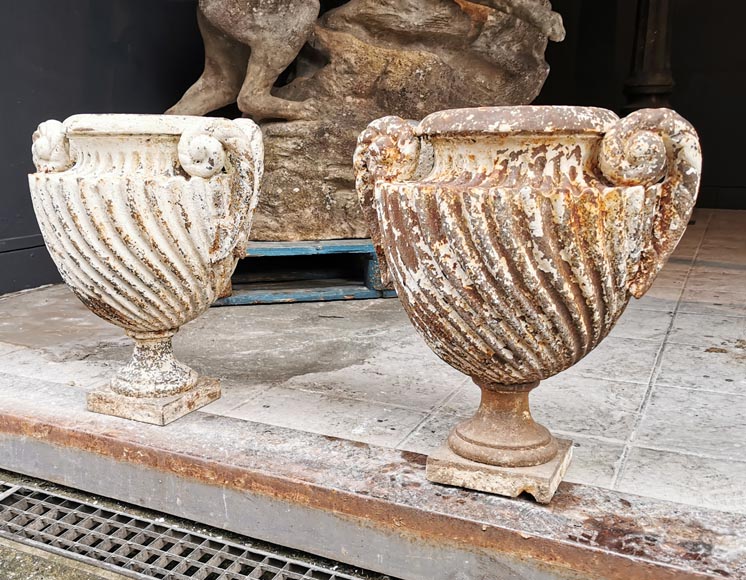 FONDERIE DU VAL D’OSNE, paire de vases en fonte de fer peints, seconde moitié du XIXe siècle -1