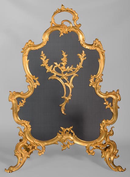 Pare étincelle de style Louis XV en bronze doré aux roses-0
