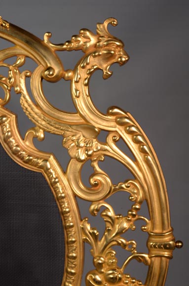 Pare étincelle en bronze doré de style Napoléon III aux mascarons de lion et de putto-2