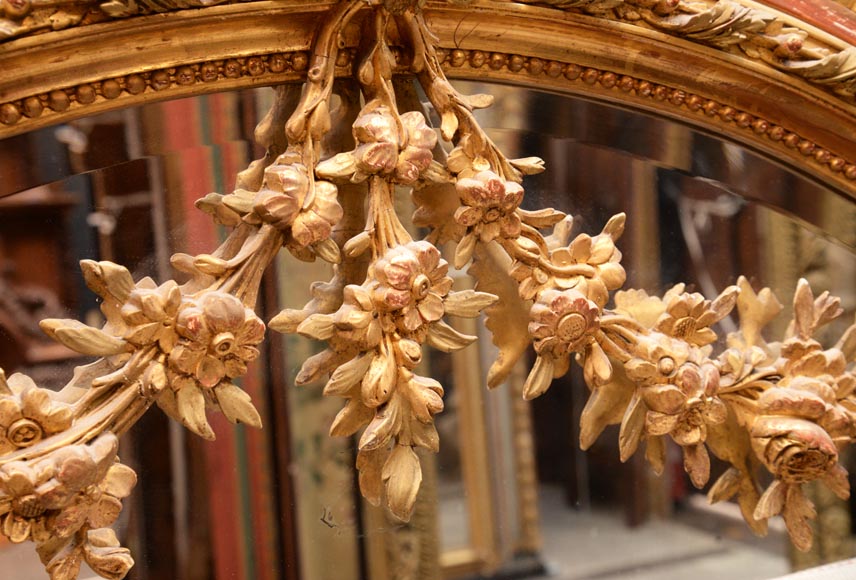Beau trumeau de style Louis XVI avec guirlande de fleurs et trophée-3