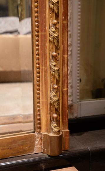 Beau trumeau de style Louis XVI avec guirlande de fleurs et trophée-7