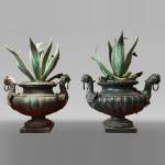 Paire de vases en fonte avec des agaves