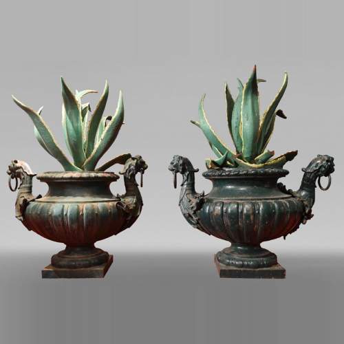 Paire de vases en fonte avec des agaves