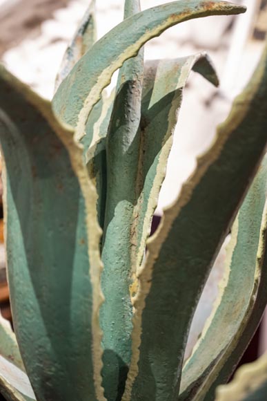 Paire de vases en fonte avec des agaves-5