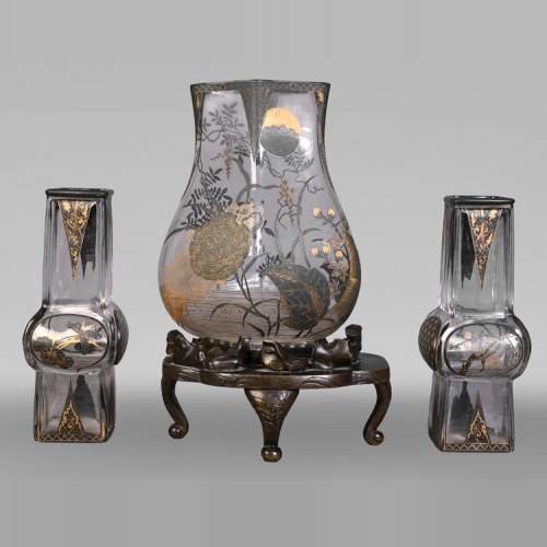 Escalier de CRISTAL, vase balustre sur socle en bronze et paire de vases bambou en cristal