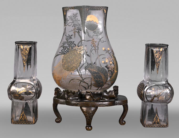 Escalier de CRISTAL, vase balustre sur socle en bronze et paire de vases bambou en cristal Escalier de CRISTAL, vase balustre sur socle en bronze et paire de vases bambou en cristal-0
