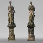 Ensemble de deux sculptures de femmes drapées à l'antique en pierre, milieu XIXe siècle 