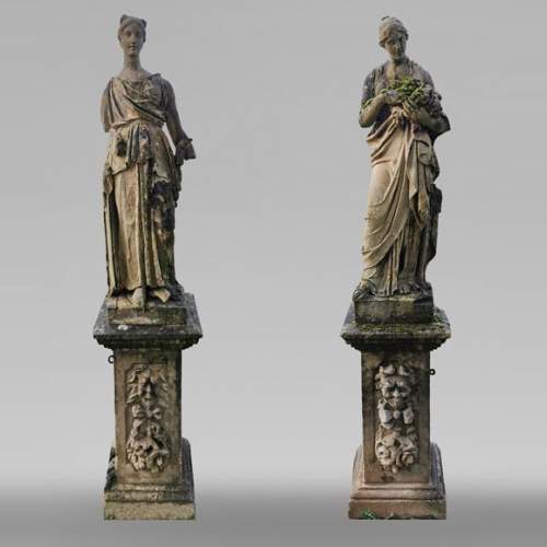 Ensemble de deux sculptures de femmes drapées à l'antique en pierre, milieu XIXe siècle 