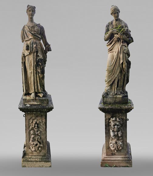 Ensemble de deux sculptures de femmes drapées à l'antique en pierre, milieu XIXe siècle -0