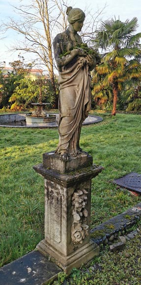 Ensemble de deux sculptures de femmes drapées à l'antique en pierre, milieu XIXe siècle -2