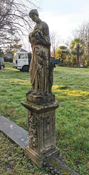 Ensemble de deux sculptures de femmes drapées à l'antique en pierre, milieu XIXe siècle -3