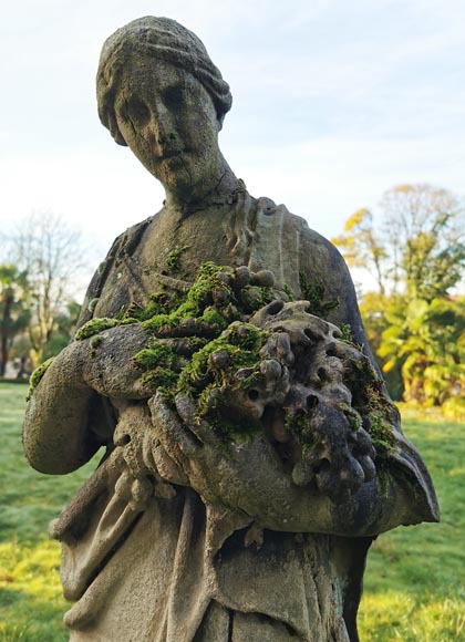 Ensemble de deux sculptures de femmes drapées à l'antique en pierre, milieu XIXe siècle -5