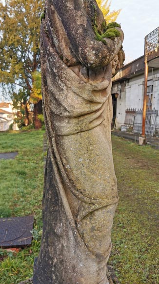 Ensemble de deux sculptures de femmes drapées à l'antique en pierre, milieu XIXe siècle -7