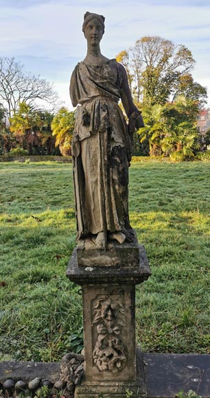 Ensemble de deux sculptures de femmes drapées à l'antique en pierre, milieu XIXe siècle -9