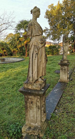 Ensemble de deux sculptures de femmes drapées à l'antique en pierre, milieu XIXe siècle -10