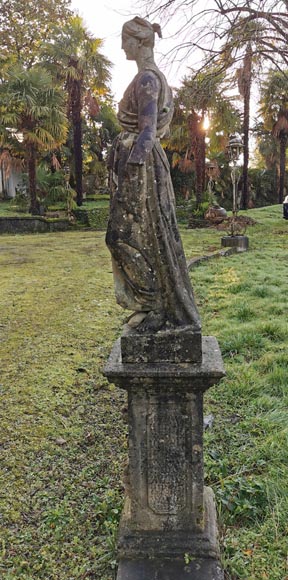 Ensemble de deux sculptures de femmes drapées à l'antique en pierre, milieu XIXe siècle -11