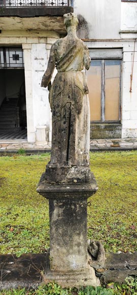 Ensemble de deux sculptures de femmes drapées à l'antique en pierre, milieu XIXe siècle -12