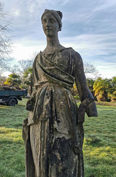 Ensemble de deux sculptures de femmes drapées à l'antique en pierre, milieu XIXe siècle -13