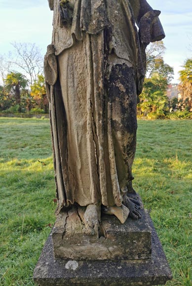 Ensemble de deux sculptures de femmes drapées à l'antique en pierre, milieu XIXe siècle -14