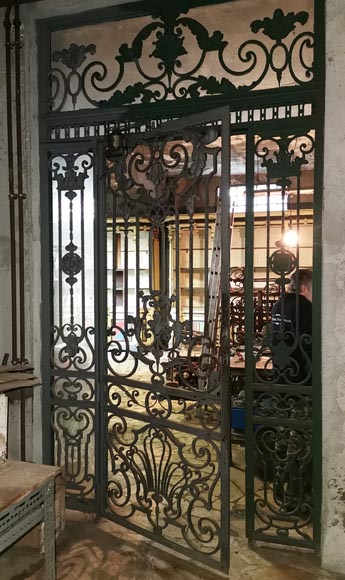 Ancienne porte d’entrée en fer forgé d’un hôtel particulier d’époque Napoléon III-1