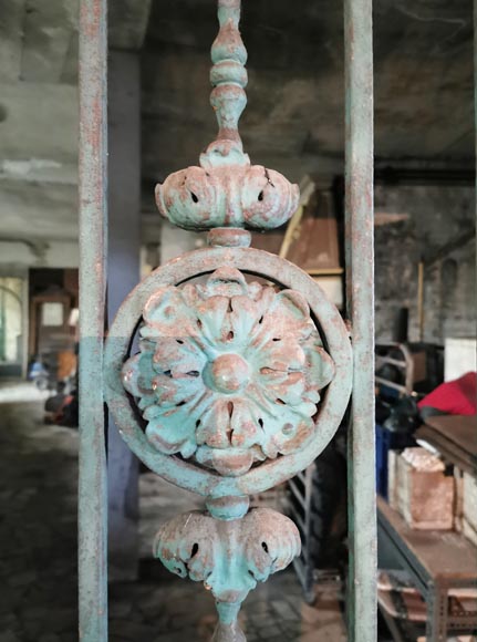 Ancienne porte d’entrée en fer forgé d’un hôtel particulier d’époque Napoléon III-9