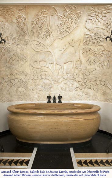 Dans le goût d'Armand Albert Rateau (1882-1938) Ensemble comprenant une baignoire et un bas-relief en plâtre, fin du XXe siècle. -1