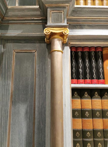 Pièce de boiserie à décor de bibliothèque en trompe l’oeil, fin du XXe siècle-3