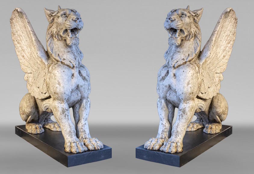 Rare paire de lions ailés, fonte de fer, époque XIXe siècle-0