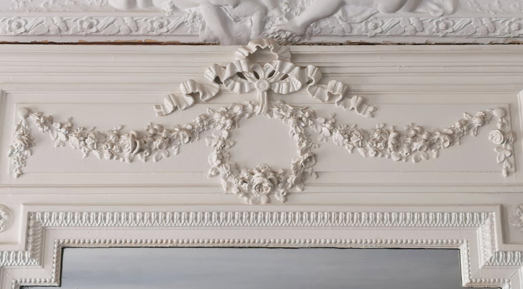 Trumeau de style Louis XVI en bois et stuc peint aux guirlandes de fleurs-1