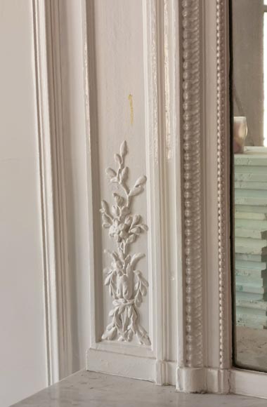 Trumeau de style Louis XVI en bois et stuc peint aux guirlandes de fleurs-6