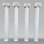 Quatre colonnes de style ionique en plâtre