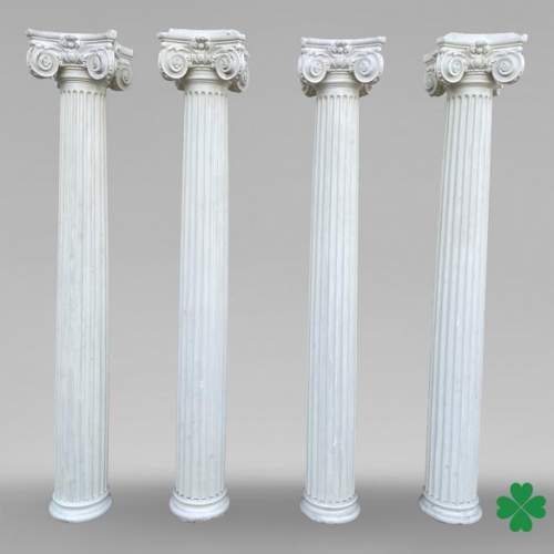 Quatre colonnes de style ionique en plâtre