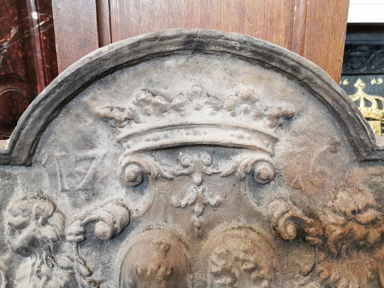 Belle plaque de cheminée ancienne aux écus d’alliance de Louis-Alexandre, comte des Salles et de Marie-Louise de Beauvau, marquise de Noviant, datée 1716-1