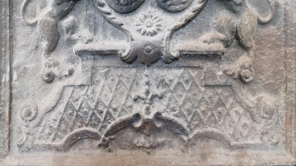 Belle plaque de cheminée ancienne aux écus d’alliance de Louis-Alexandre, comte des Salles et de Marie-Louise de Beauvau, marquise de Noviant, datée 1716-7