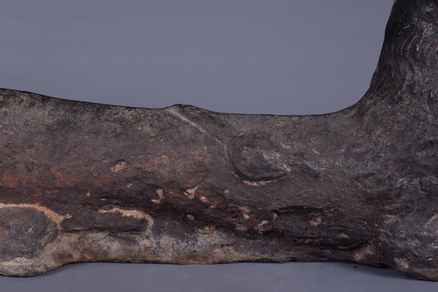 PAIRE DE CHENETS zoomorphe en fer forgé noirci à tête d'un dragon