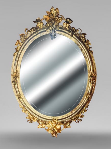 Miroir doré de forme ovale et de style Napoléon III, au riche décor végétal Miroir doré de forme ovale et de style Napoléon III, au riche décor végétal-0