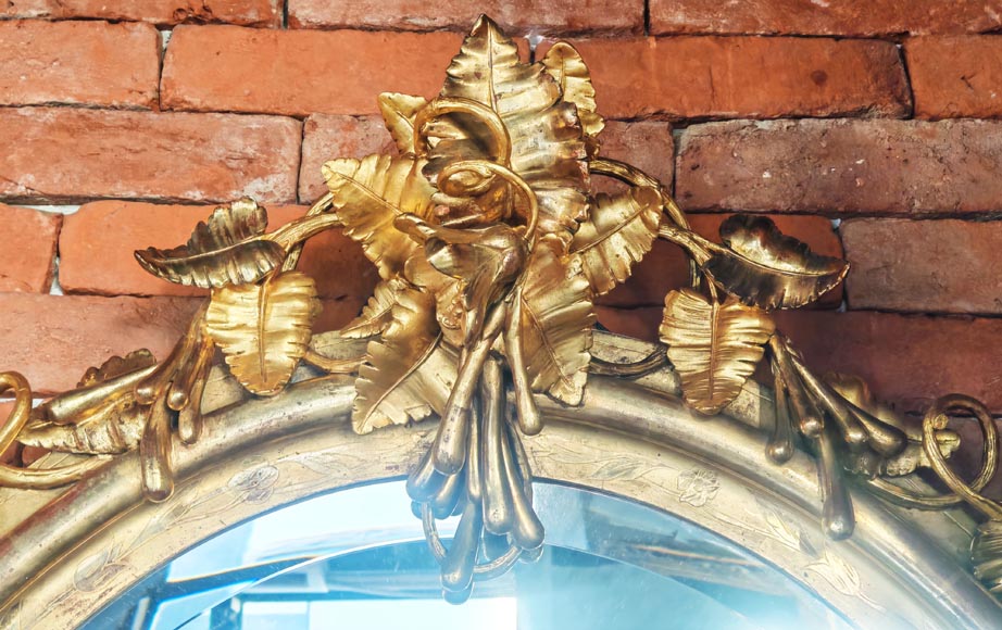Miroir doré de forme ovale et de style Napoléon III, au riche décor végétal Miroir doré de forme ovale et de style Napoléon III, au riche décor végétal-1