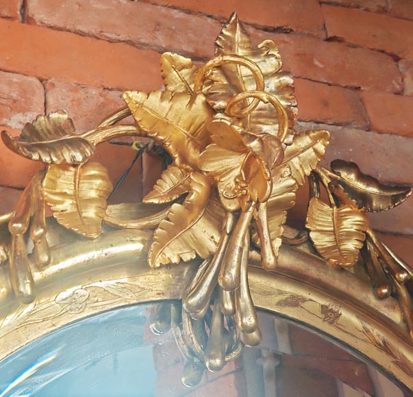 Miroir doré de forme ovale et de style Napoléon III, au riche décor végétal Miroir doré de forme ovale et de style Napoléon III, au riche décor végétal-2