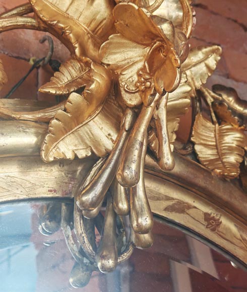 Miroir doré de forme ovale et de style Napoléon III, au riche décor végétal Miroir doré de forme ovale et de style Napoléon III, au riche décor végétal-4