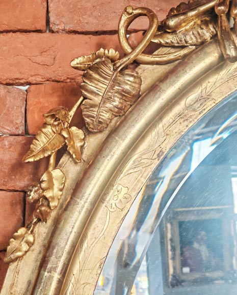 Miroir doré de forme ovale et de style Napoléon III, au riche décor végétal Miroir doré de forme ovale et de style Napoléon III, au riche décor végétal-5